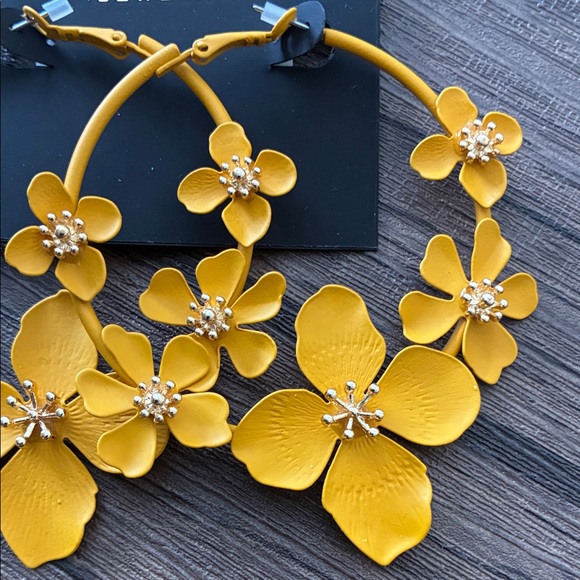nOir Jewelry Vibrant Yellow Floral Earrings - Picture 2 of 4